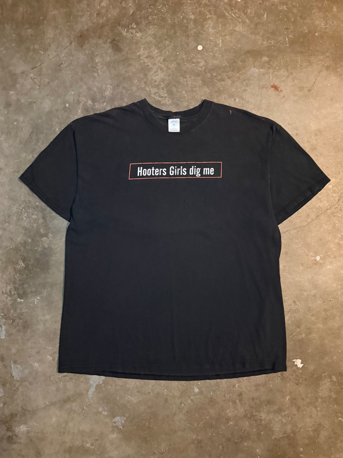 1990s Faded Hooters Girls Dig Me Tee (XX-Large)