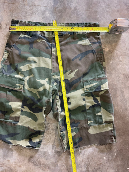 1990s Baggy Camo Cargo Shorts (34)