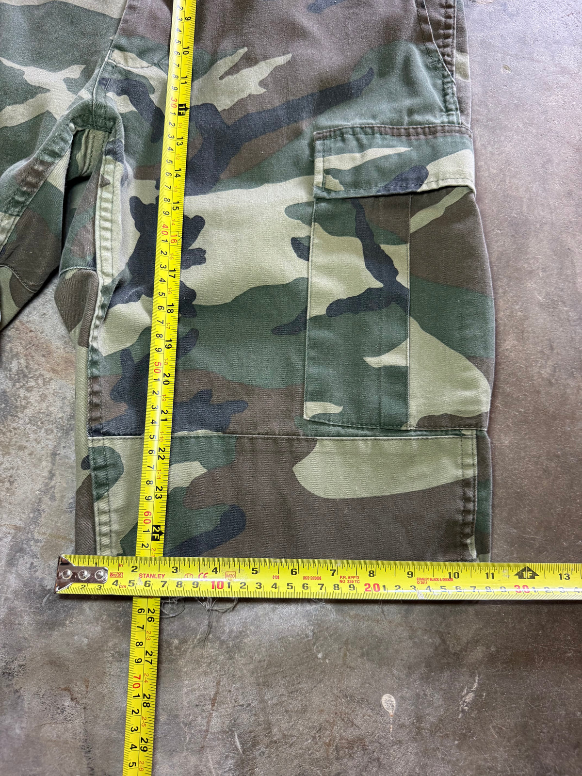 1990s Baggy Camo Cargo Shorts (34)